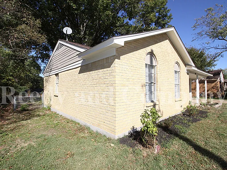 3230 Sweet Springs Dr — Photo 2