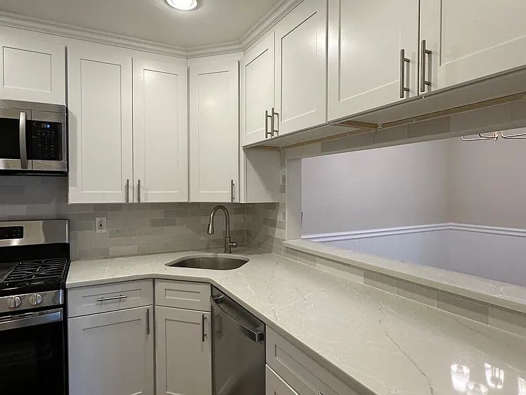 380 McDowell Dr — Photo 2