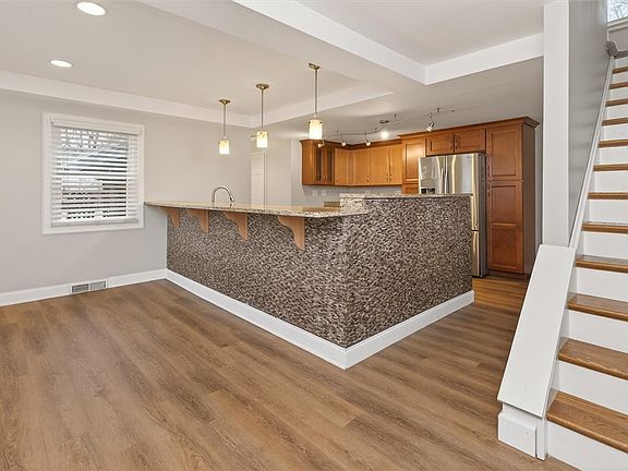 4th image of 20 Michelle Dr