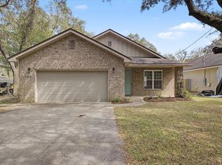 628 Hickory Ave, Niceville, FL 32578