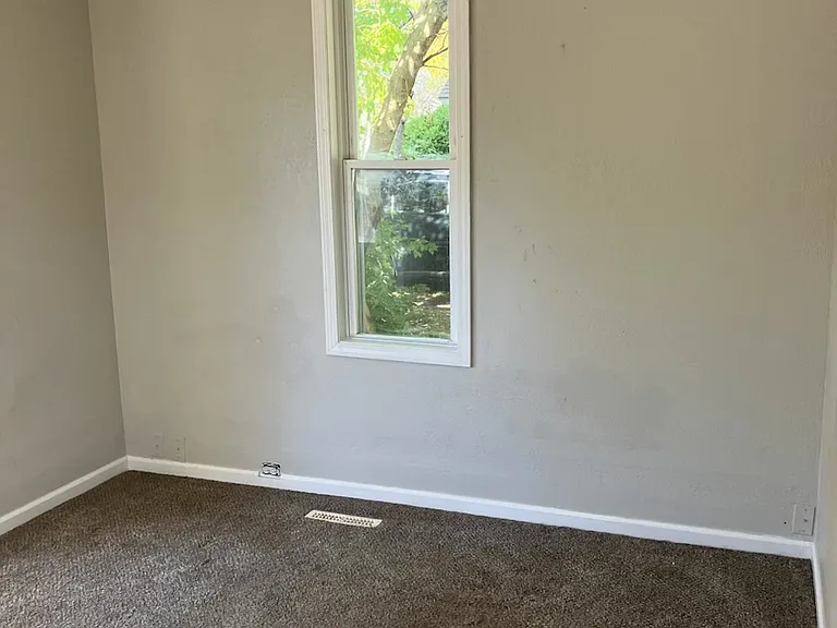 1323 Fraser St — Photo 5