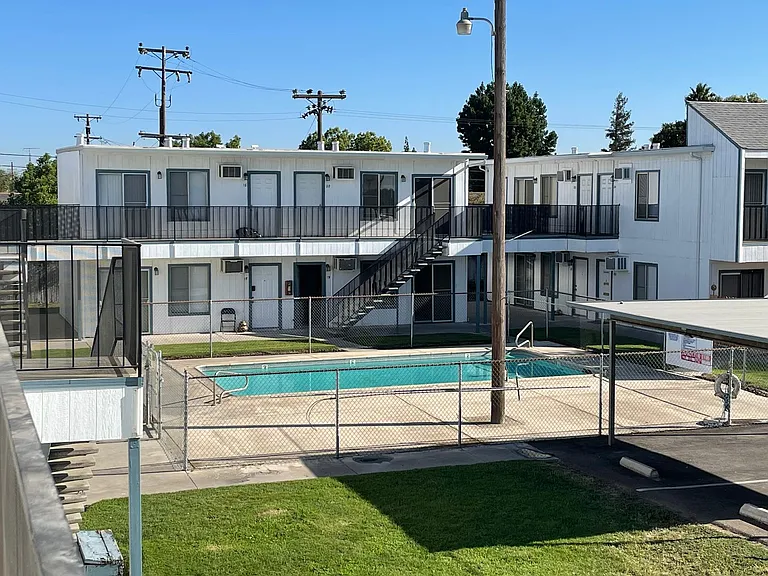 Yosemite Avenue Apartments — Photo 9