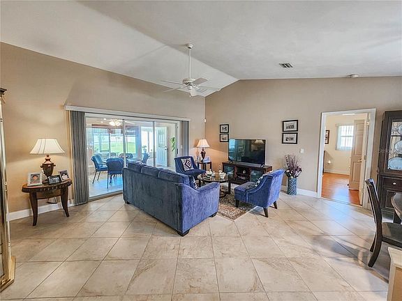 4th image of 10 Freeport Ln
