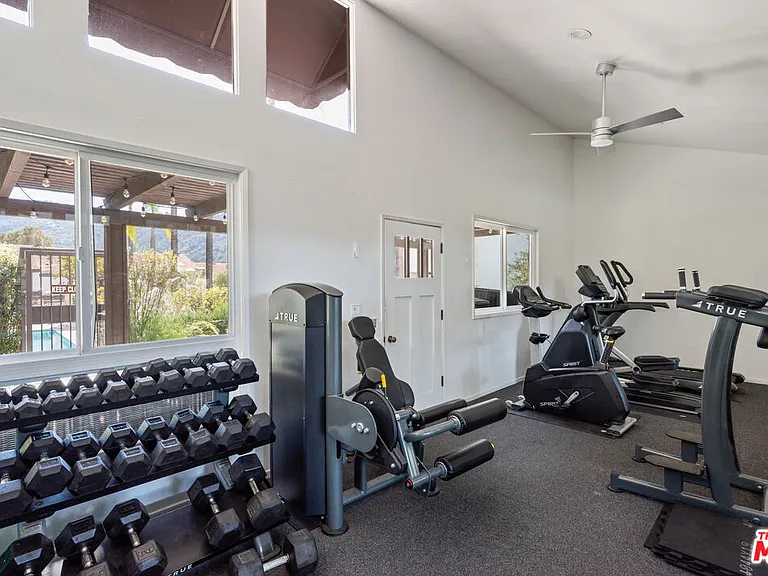 1586 Palisades Dr — Photo 21
