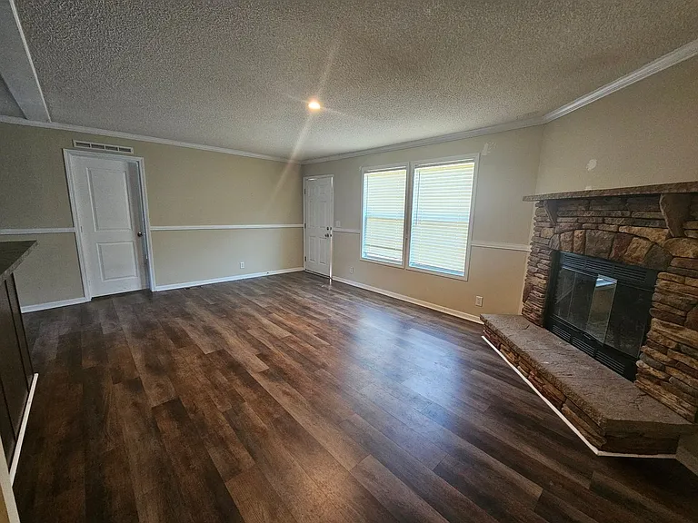 151 Dillon Ln — Photo 3