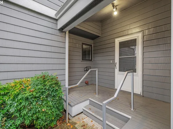 700 SE Marion St APT D, Portland, OR 97202