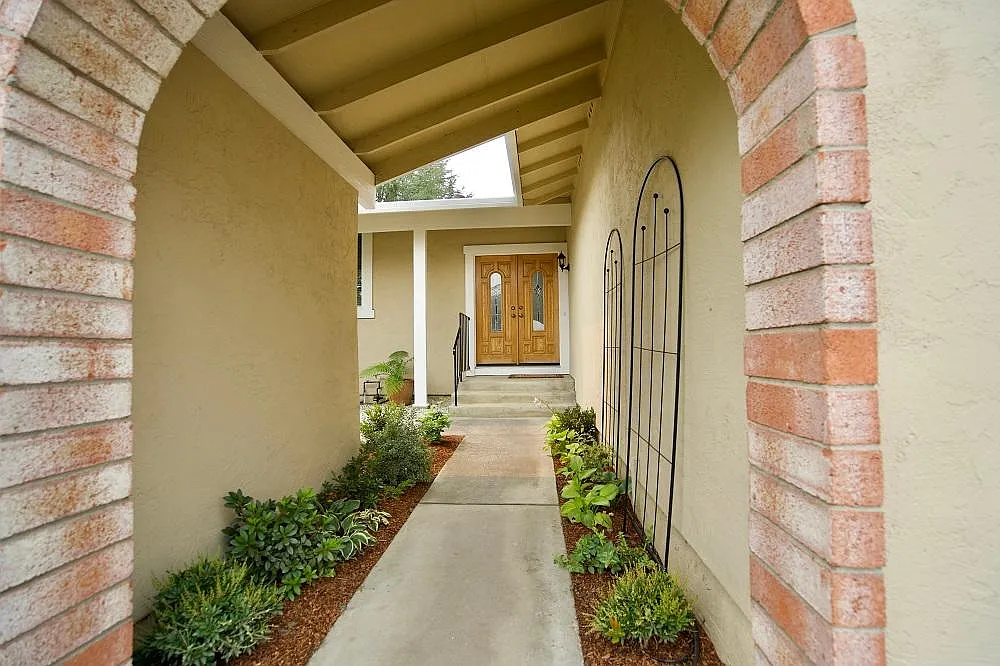 4 bed, 2128 sqft, $5,475 — Photo 3