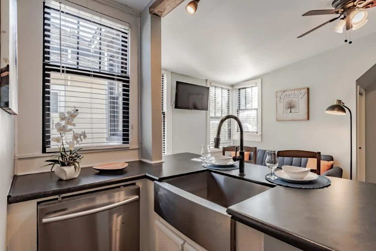 1 bed, 1.0 bath, 3756 sqft, $1,875 — Photo 2