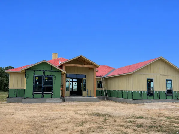155 Pradera Ridge Drive, Floresville, TX 78114
