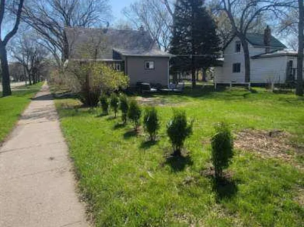 802 S 12th St, Grand Forks, ND 58201