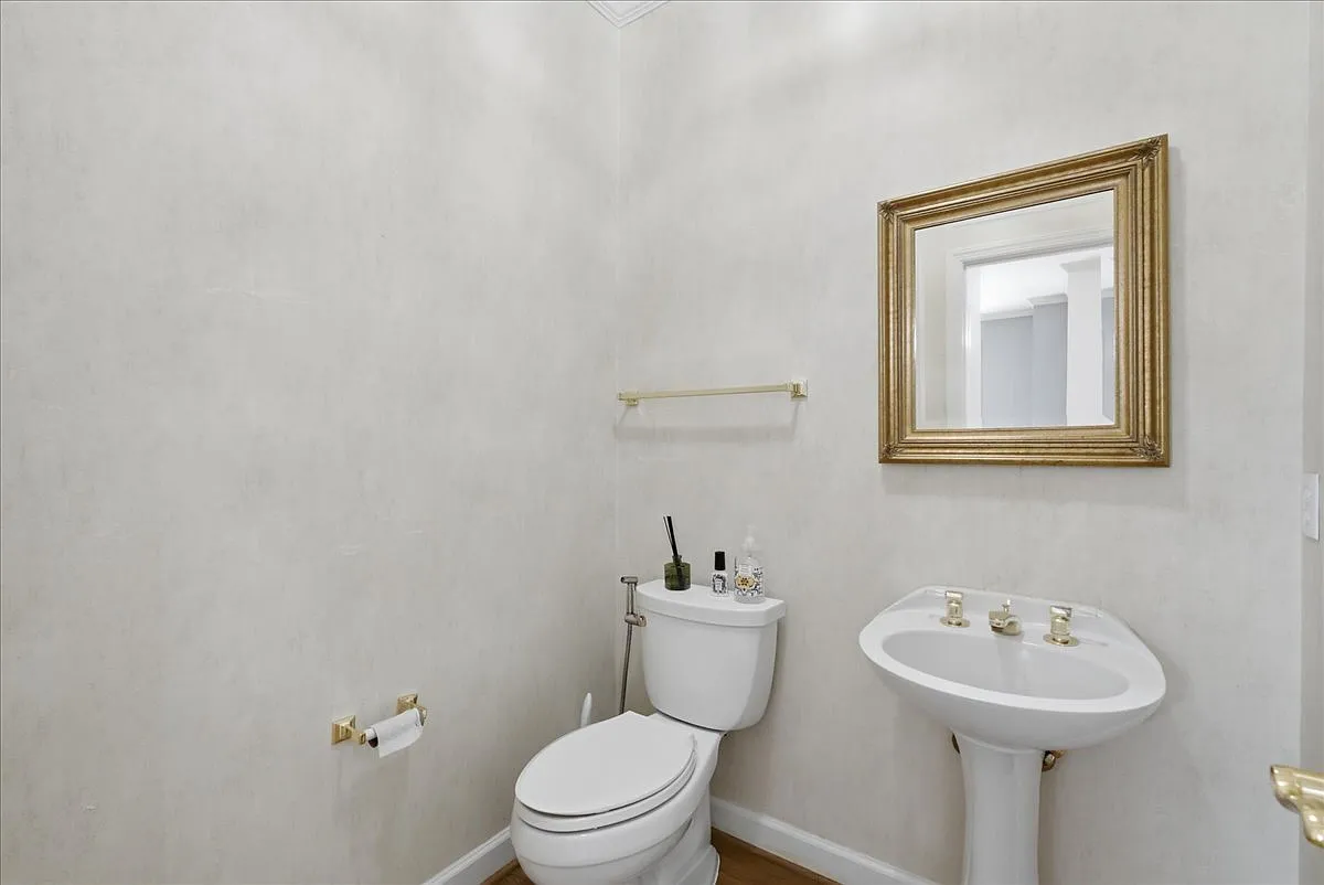 3 bed, 3.5 bath, 2360 sqft, $3,750 — Photo 2