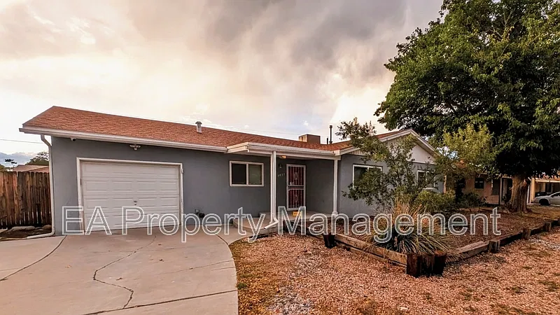 2837 Palomas Dr NE
