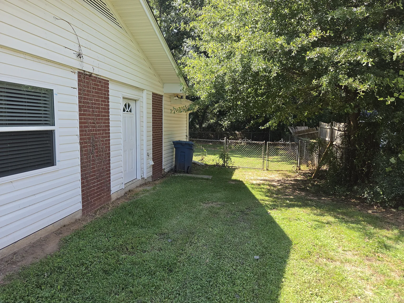 3 bed, 1.5 bath, 1350 sqft, $1,800 — Photo 4