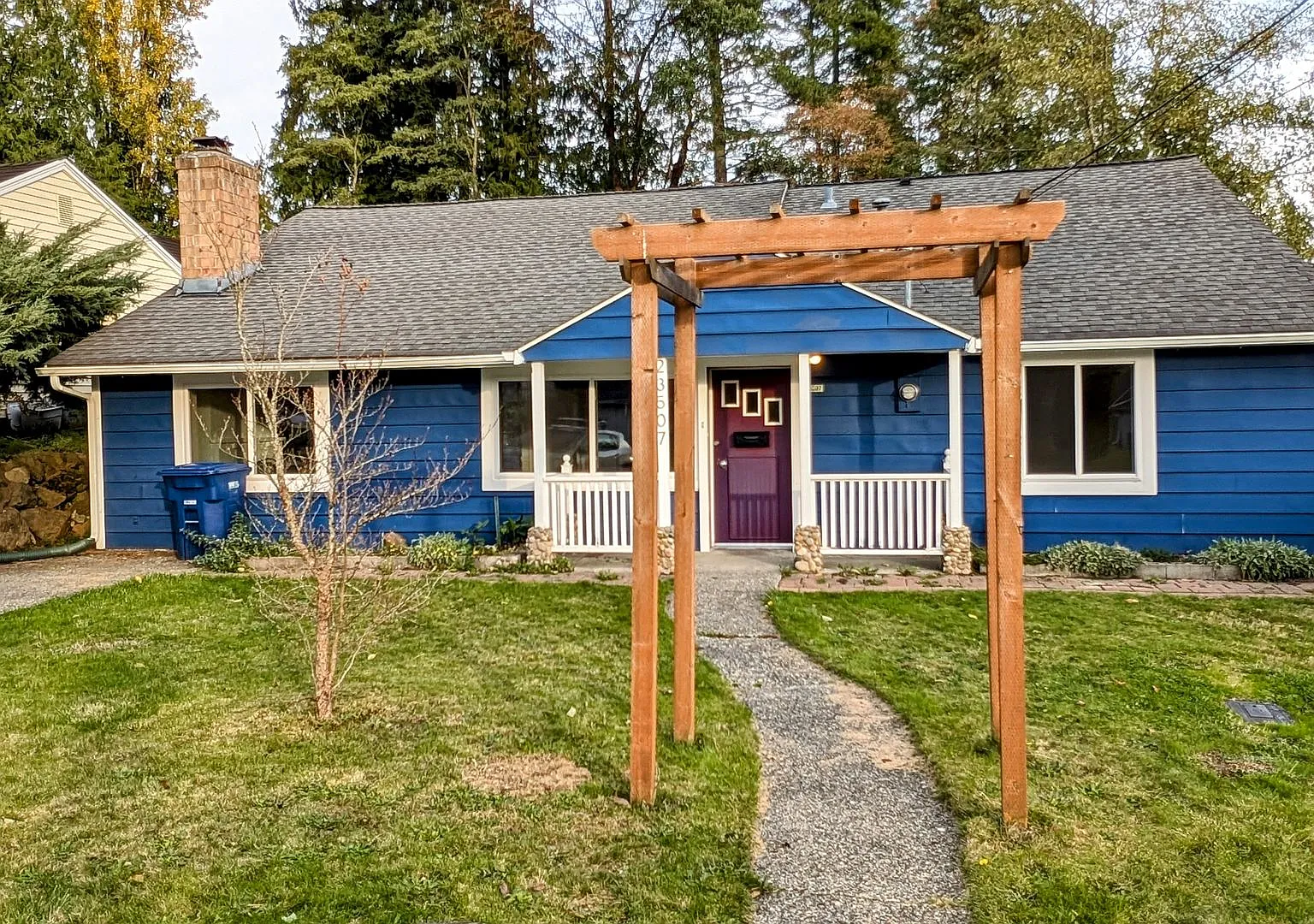 Sprawling Rambler House with huge detached 2 car garage - Close to Everything — Photo 1