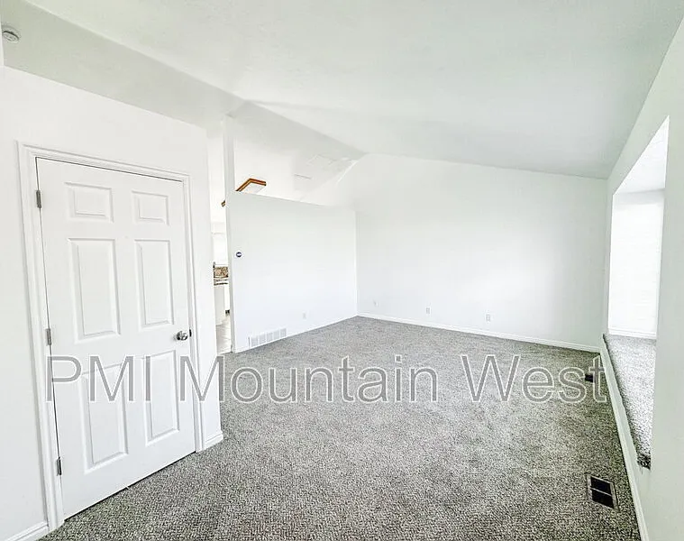4 bed, 3.0 bath, 1876 sqft, $2,295 — Photo 2
