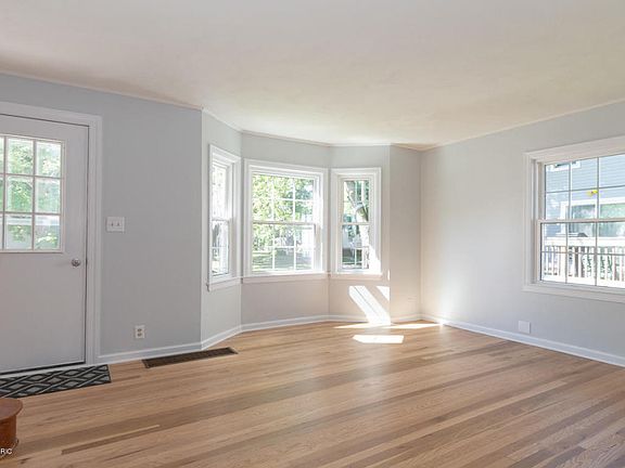 3rd image of 907 Botham Ave