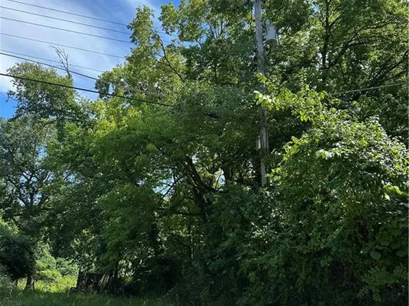 3621 NE Hill Haven Rd, Kansas City, MO 64117