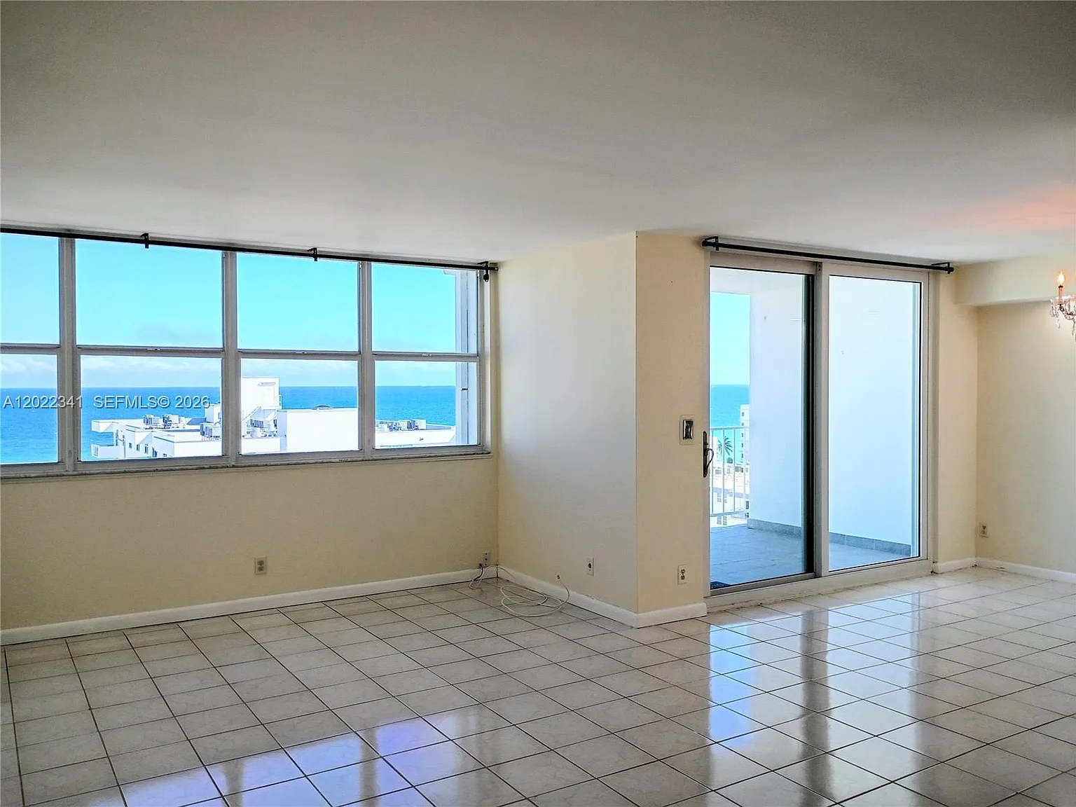 Trafalgar Towers Condomin — Photo 1