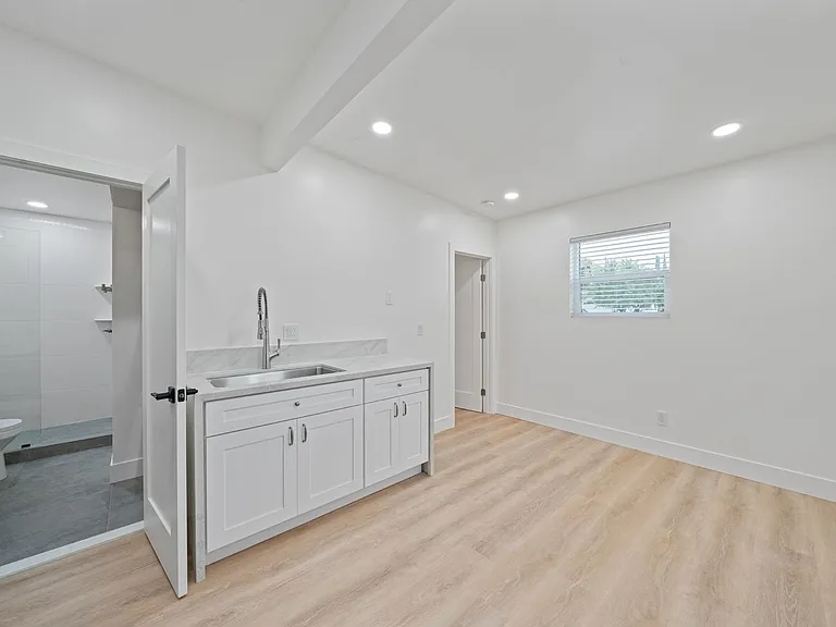 6842 Estrella Ave — Photo 2