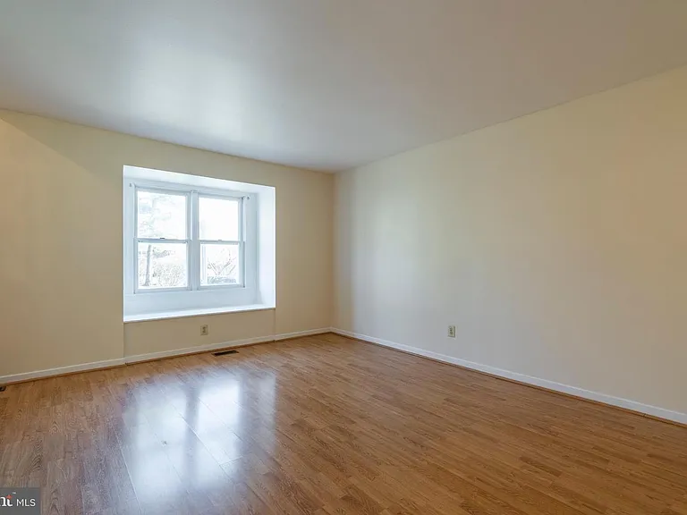 506 Saint Albans Ct — Photo 15