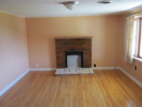 3rd image of 1391 Sugar Hollow Dr