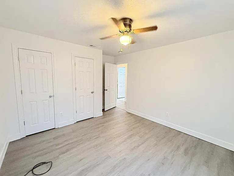 610 W Avenue B — Photo 29