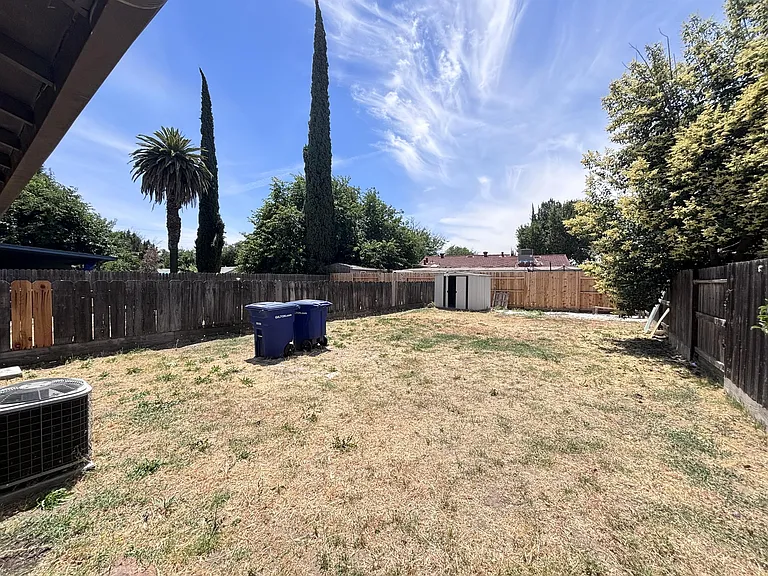 513 N Riverside Dr #1 — Photo 20