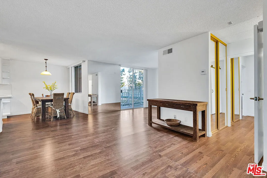 Building Photo - 100 S Doheny Dr #209