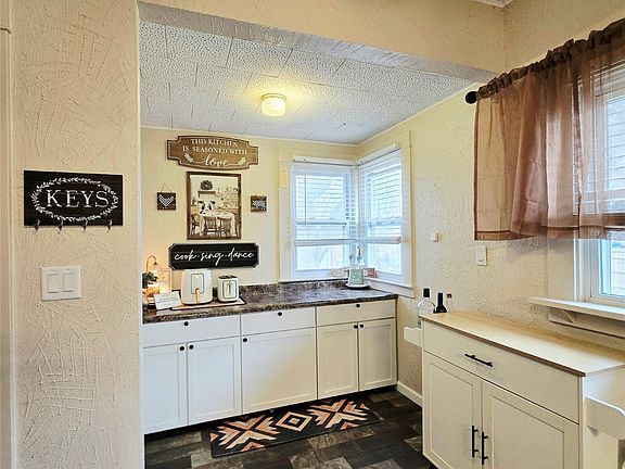 4th image of 402 SW 2nd St