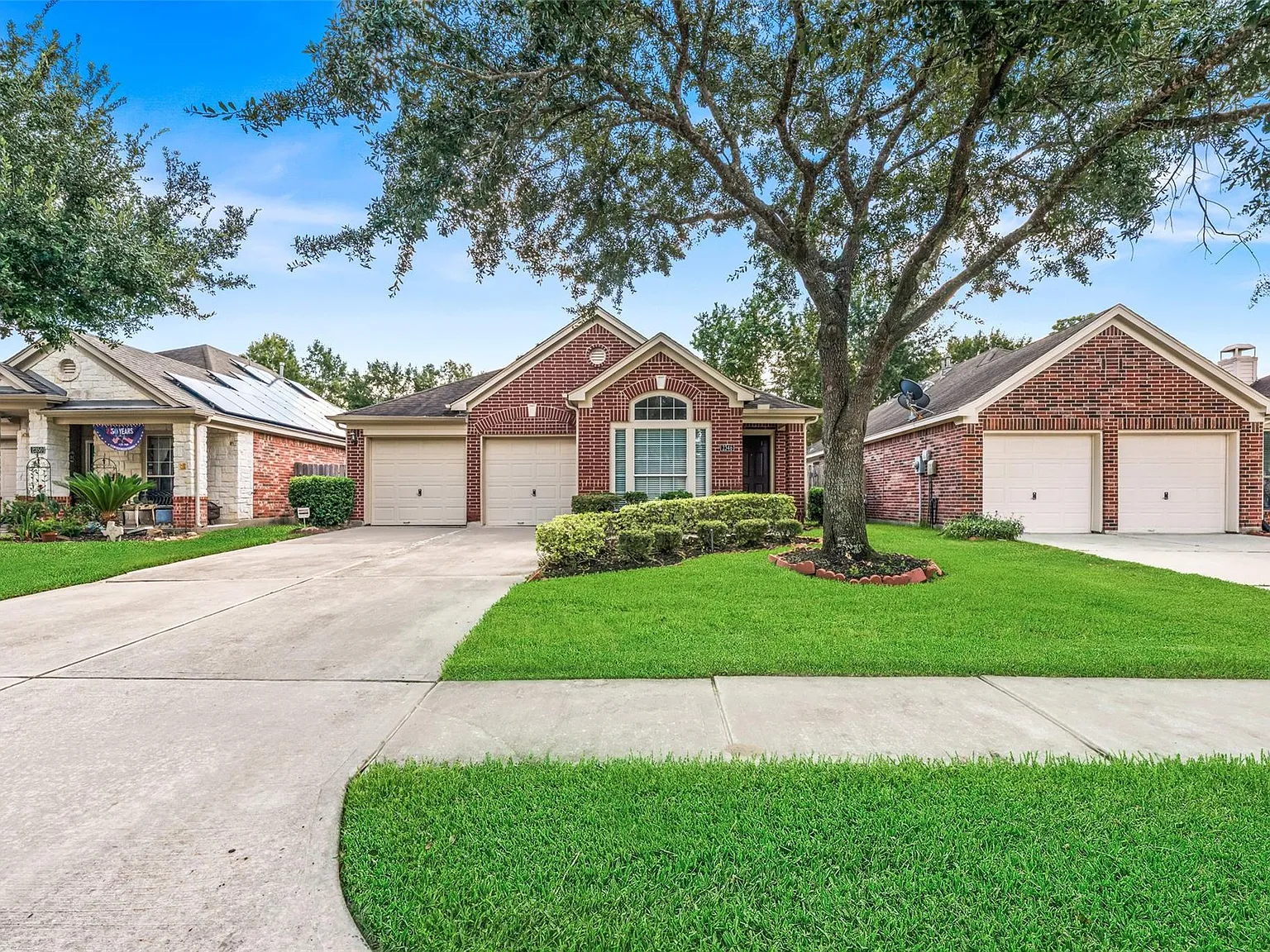 3 bed, 2.0 bath, 1733 sqft, $2,100 — Photo 2