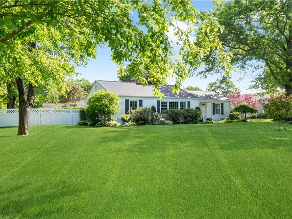 880 Namquid Dr, Warwick, RI 02888