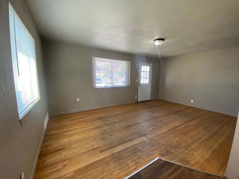 5 bedroom, 2 bath House-Cheney! Right on campus!! — Photo 8