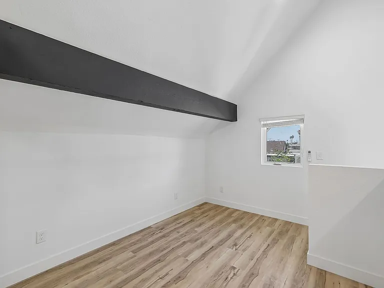 The Crest |NEWLY Renovated Studios, Lofts, 1, 2 & 3 Bedroom Homes Near the Beach — Photo 18