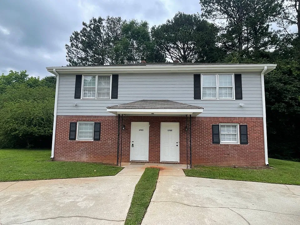 1703 Riverside Ct NE