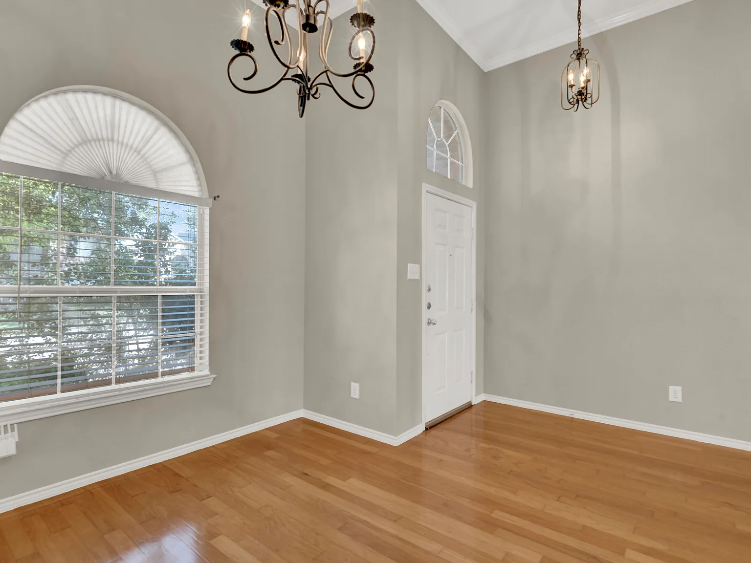 4 bed, 2051 sqft, $2,950 — Photo 4