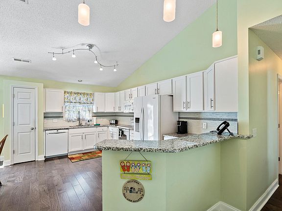 4th image of 407 Coco Plum Ct.