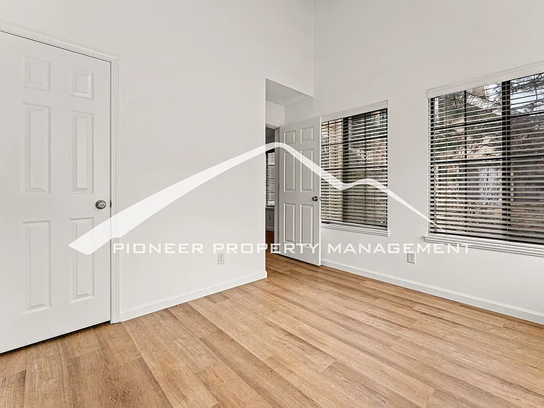940 S Dahlia St #A — Photo 16