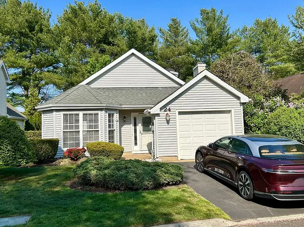 24 Jasmine Ln, Freehold, NJ 07728