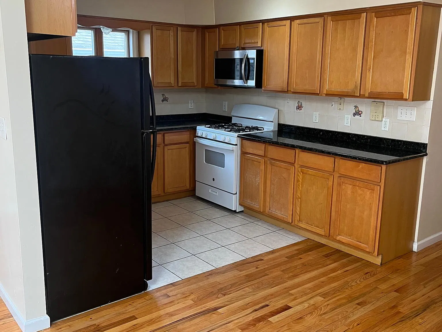3 bed, 1200 sqft, $2,950 — Photo 2