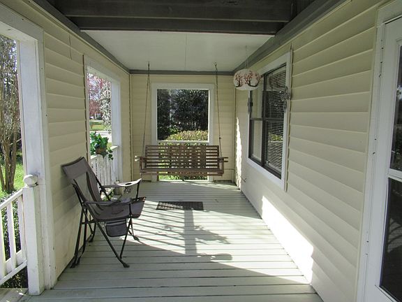2nd image of 920 W Lakeshore Dr