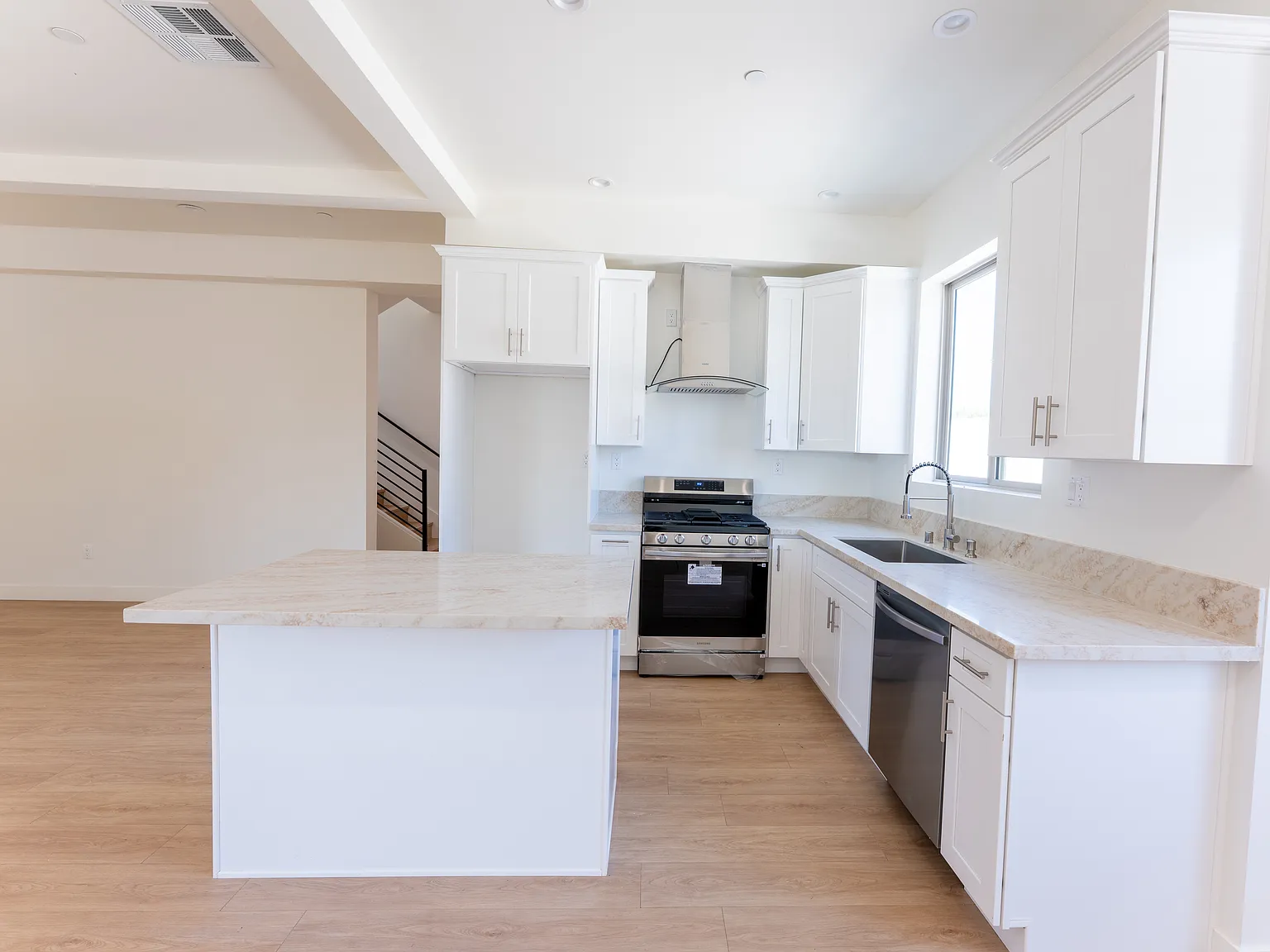 4 bed, 3.5 bath, 2000 sqft, $4,750 — Photo 3