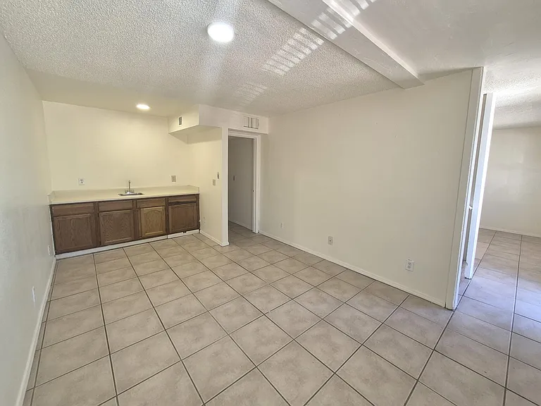 1017 N 6th Ave — Photo 5