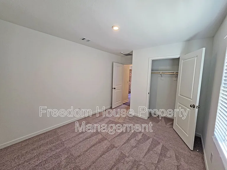 663 E Huyana Wind Dr — Photo 16