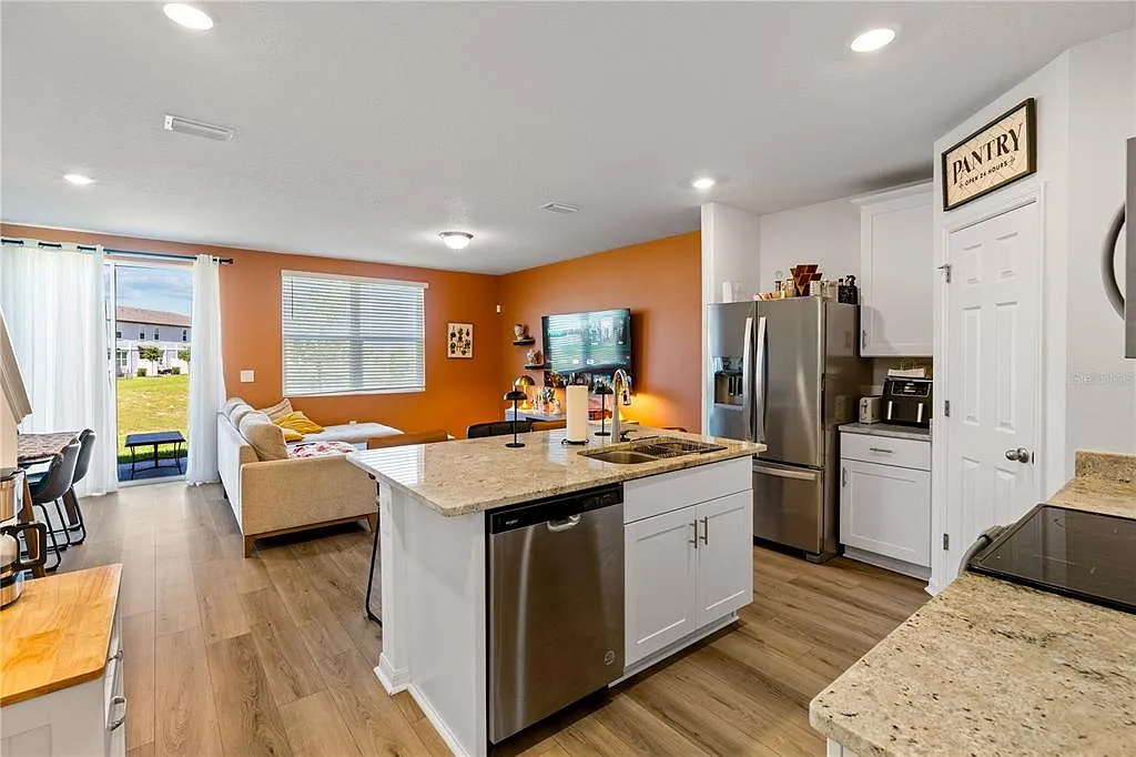 3 bed, 2.5 bath, 1485 sqft, $2,300 — Photo 2