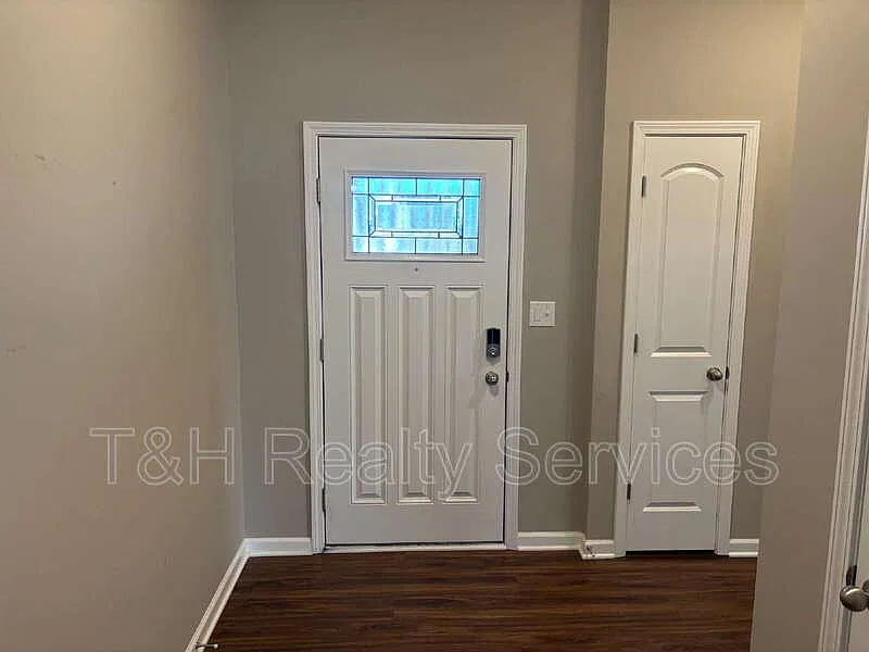 3 bed, 2.0 bath, 1419 sqft, $1,800 — Photo 2