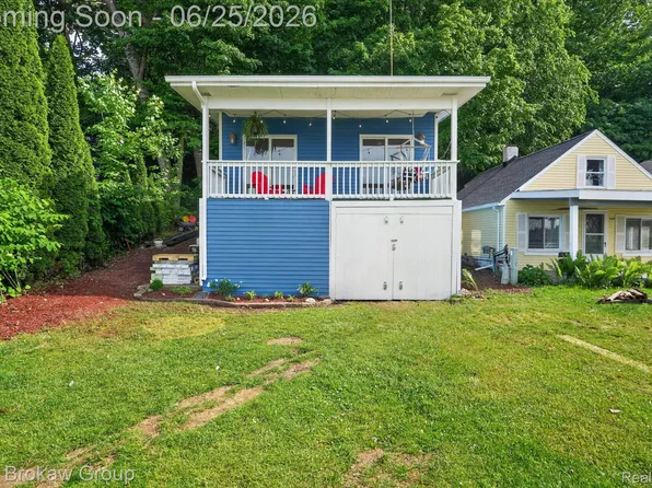 2076 Gray Park Dr, Lapeer, MI 48446