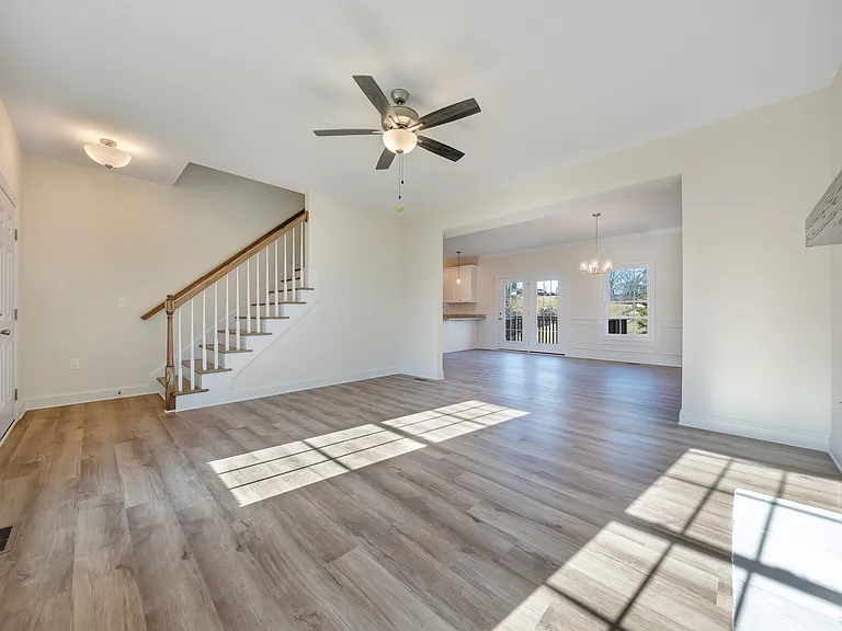 117 Parker Ln — Photo 2