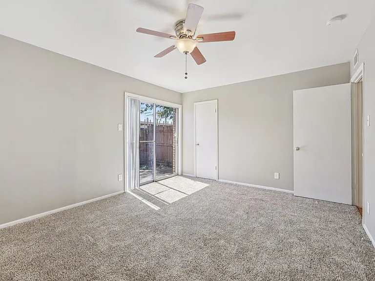 Premier Gardens Apartments — Photo 48