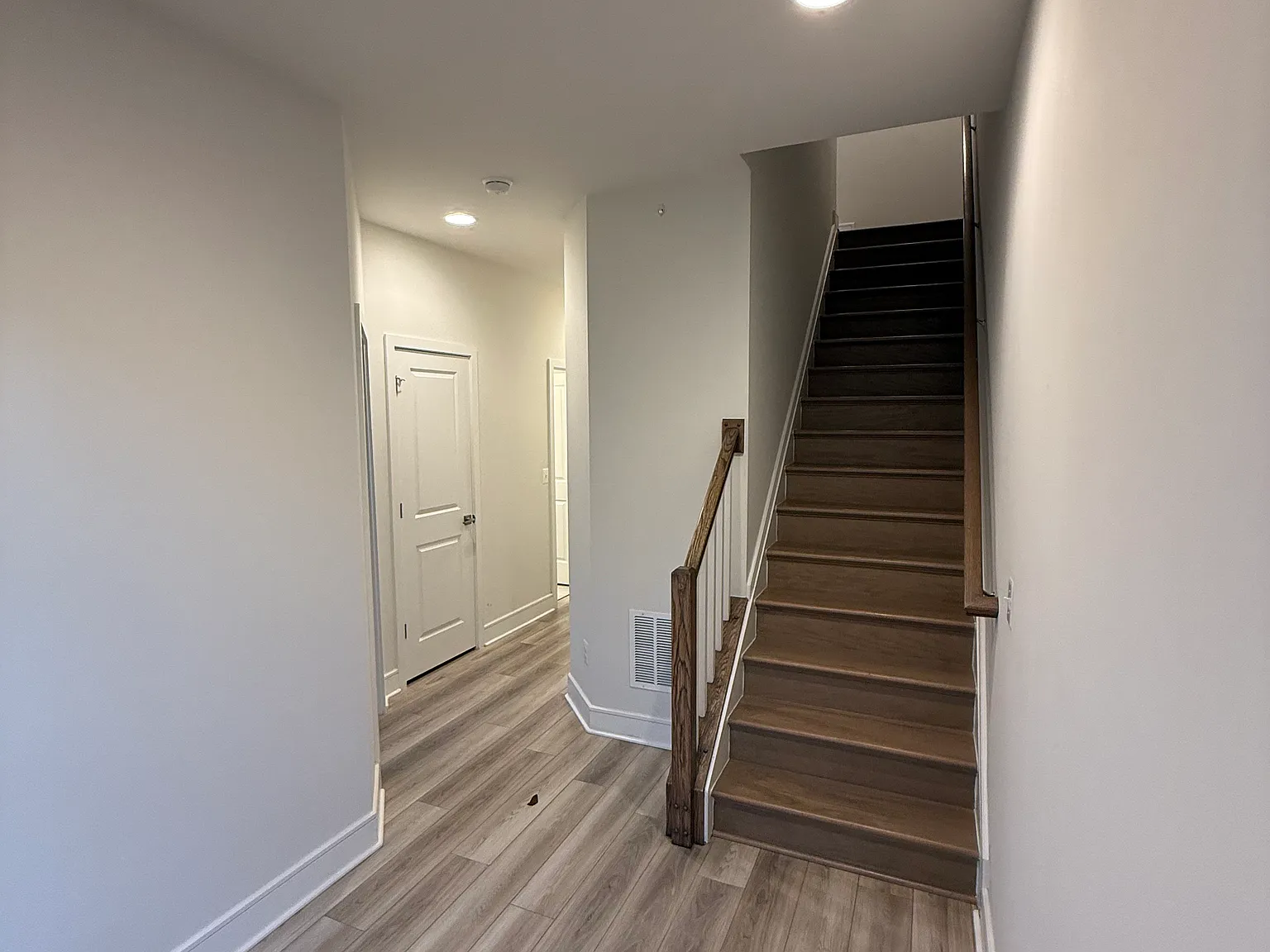 4 bed, 3.5 bath, 1896 sqft, $3,200 — Photo 2