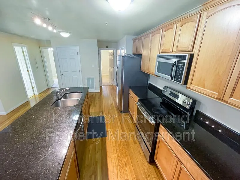 3 bed, 2.0 bath, 1200 sqft, $2,200 — Photo 4
